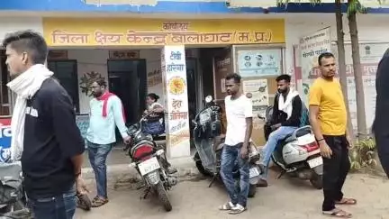 बालाघाट: उकवा मॉयल में हादसा: युवक की मौत, परिजनों ने प्रबंधन पर लापरवाही का आरोप लगाकर उचित मुआवजे की मांग की