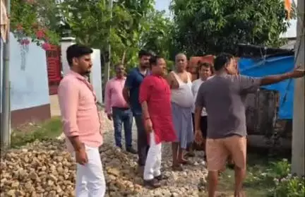 नौगढ़: नगर पालिका अध्यक्ष ने अटल नगर वार्ड पिपरा पाण्डेय में सीसी रोड निर्माण कार्य का किया औचक निरीक्षण