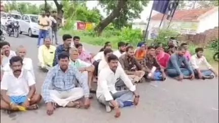 హుస్నాబాద్: హుస్నాబాద్ మండలం కిషన్ నగర్ లో  మీర్జాపూర్ రైతులు రాస్తారోకో చేపట్టారు. గౌరెల్లి ప్రాజెక్టు కాలువలు తమ పోవద్దని నిరసన