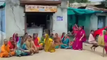 माजलगाव: दारूबंदीसाठी सिमरी पारगाव येथे दारूच्या दुकानासमोर महिलांनी ठिय्या मांडला