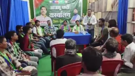 सिमडेगा: आजसू पार्टी के जिला कार्यालय में प्रदेश प्रवक्ता की मौजूदगी में बैठक की गई, बलिदान दिवस को लेकर चर्चा की गई