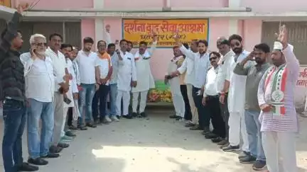 छतरपुर नगर: छतरपुर कांग्रेस ने सादगी से मनाया राहुल गांधी का जन्मदिन, वृद्धाश्रम में फल किए वितरित