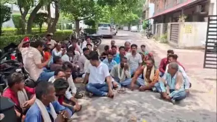 छतरपुर नगर: पन्ना रोड स्थित एनटीपीसी कार्यालय के बाहर ग्राम सादनी के ग्रामीणों ने दिया धरना, किया प्रदर्शन  #jansamasya