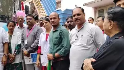 ದಾಂಡೇಲಿ: ನಗರದ ಕಾರ್ಮಿಕ ಭವನದ ಬಳಿ ಸಂಚಾರಿ ಆರೋಗ್ಯ ಘಟಕ ವಾಹನ ಲೋಕಾರ್ಪಣೆಗೊಳಿಸಿದ ಶಾಸಕ ಆರ್.ವಿ.ದೇಶಪಾಂಡೆ