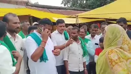 ಚಿಕ್ಕೋಡಿ: ಪಟ್ಟಣದಲ್ಲಿ ವ್ಯಾಪಾರಸ್ಥರಿಂದ ₹50 ವಸೂಲಿ ಆರೋಪ, ಪುರಸಭೆ ಸಿಬ್ಬಂದಿ ವಿರುದ್ಧ ರೈತ ಸಂಘ ಆಕ್ರೋಶ