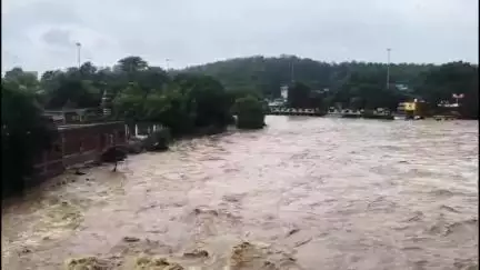 पतरातू: दामोदर और रजरप्पा मां छिन्नमस्तिका मंदिर परिसर में बारिश से दर्जनों दुकानें बहीं