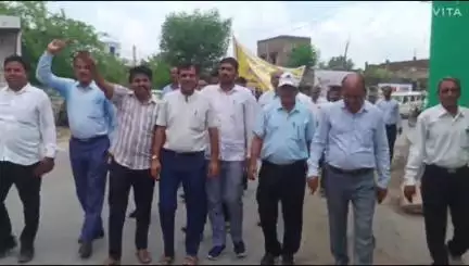 नीम का थाना: सीकर संभाग व नीमकाथाना जिला बहाली की मांग को लेकर अभिभाषक संघ ने रैली निकालकर CM के नाम ADM को सौंपा ज्ञापन