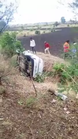 सुठालिया: गिनदौर हाट रोड पर अनियंत्रित होकर पलटी तेज रफ्तार कार, 2 लोग हुए घायल