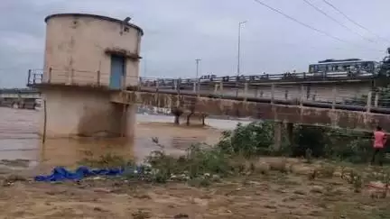 मेदिनीनगर (डालटनगंज): कोयल नदी में आई बाढ़, नगर निगम के जलापूर्ति कुएं से मशीन और ट्रैक्टर का रेस्क्यू किया गया