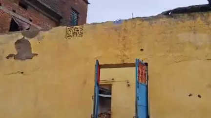 मेदिनीनगर (डालटनगंज): लगातार बारिश से नगर निगम क्षेत्र के वार्ड 32 में मकान गिरा, मलबे में दबे गृहस्वामी का लोगों ने किया रेस्क्यू