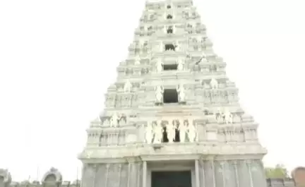 అలంపూర్: బీచుపల్లిలో మంత్రి దామోదర్‌ రాజనరసింహకు ఘన స్వాగతం పలికిన కలెక్టర్ సంతోష్, ఎస్పీ శ్రీనివాసరావు