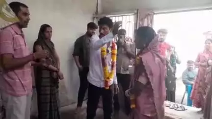 घट्टिया: बिछड़ोद में लुटेरी दुल्हन को फरार होने से पहले लोगों ने पकड़कर पुलिस को सौंपा, दलाल ने इंदौर विधायक को बताया रिश्तेदार