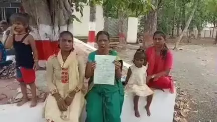 नरसिंहपुर: पति की मौत के बाद ससुराल पक्ष ने घर से निकाला, गाडरवारा से SP ऑफिस पहुंची पीड़ित महिला
