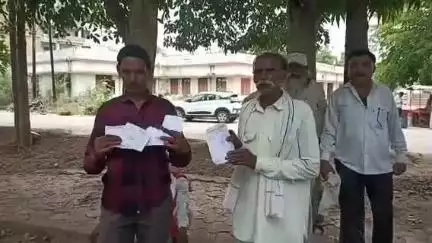 नरसिंहपुर: किसानों ने कलेक्टर कार्यालय में की शिकायत, दो व्यापारियों पर लगाया करोड़ों की हेराफेरी का आरोप