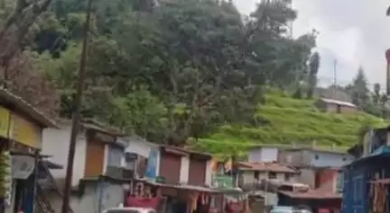 पोखरी: मोहनखाल में चोरों ने रात्रि में 7 दुकानों के ताले तोड़े, व्यापारियों में आक्रोश
