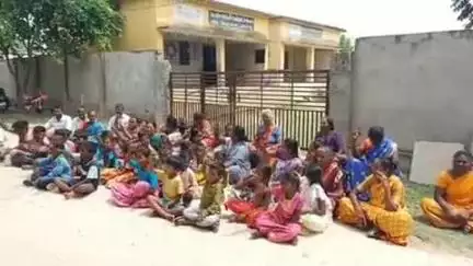 బద్వేల్: స్కూల్‌ నుంచి విద్యార్థులను బదిలీ చేయవద్దంటూ రంగంపల్లి కాలనీ పాఠశాల ఎదుట తల్లిదండ్రుల ధర్నా #localissue