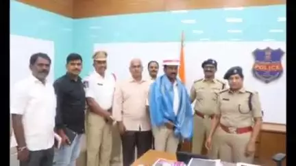సిద్దిపేట అర్బన్: ఆత్మహత్యకు యత్నించిన మహిళతో పాటు పిల్లలను రక్షించిన కానిస్టేబుల్ రవీందర్‌ను సన్మానం చేసిన సీపీ అనురాధ