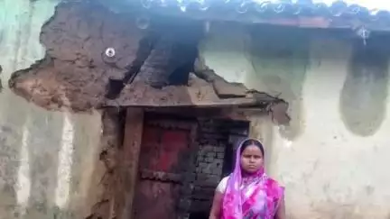 मांडर: प्रखंड क्षेत्र में बारिश से महिला का कच्चा मकान गिरा, पीड़िता ने मुआवजे की मांग की