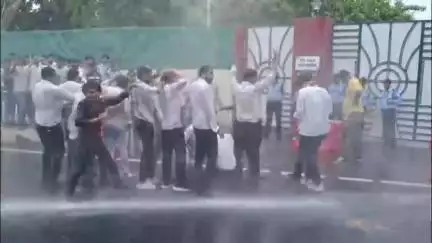 सागर नगर: डॉ. हरिसिंह गौर विवि के दीक्षांत समारोह से पूर्व NSUI ने कुलपति भवन के सामने किया प्रदर्शन, पुलिस ने चलाया वाटर कैनन
