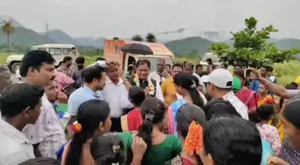 ରାୟଗଡା: ଶୁଣ୍ଡିଧାମୁଣି ଗ୍ରାମପଞ୍ଚାୟତ କାର୍ଯ୍ୟାଳୟ ପରିସରରେ ବିକାଶ ବାହନ କାର୍ଯ୍ୟକ୍ରମ ଅନୁଷ୍ଠିତ