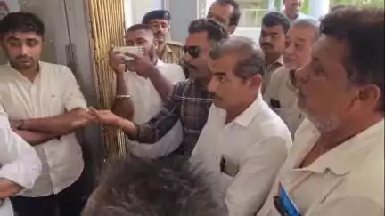 માંડવી: માંડવી નગરપાલિકા કચેરીએ સ્થાનિક પ્રશ્નો ની રજૂવાત સાથે કોગ્રેસ દ્વારા હલ્લા બોલ કરાયું