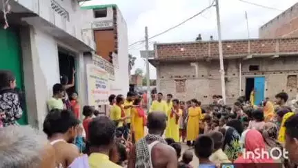 काराकाट: प्रखंड मुख्यालय सहित कई गांवों में पटना के कलाकारों ने नुक्कड़ नाटक के माध्यम से श्रमिकों को किया जागरूक