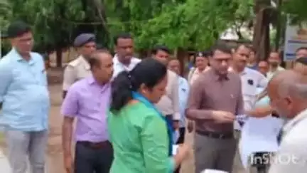 आरा: जिलाधिकारी ने आरा प्रखंड सह अंचल कार्यालय का किया औचक निरीक्षण