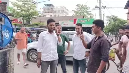 ঢেকিয়াজুলি ভাগ: ১৫ নং ৰাষ্ট্ৰীয় ঘাইপথত জোৰা-টাপলি মাৰি মেৰামতি কৰিবলৈ অহা শ্ৰমিকৰ দলক ঢেকীয়াজুলিৰ পৰা উভতাই পঠালে সদৌ অসম ছাত্ৰ সন্থাই