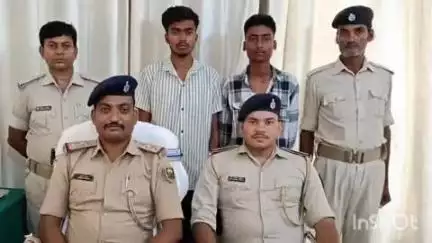 तुरकौलिया: तुरकौलिया पुलिस ने एक पिस्टल और दो जिंदा कारतूस के साथ दो अपराधियों को गिरफ्तार कर गुरुवार को न्यायिक हिरासत में भेजा