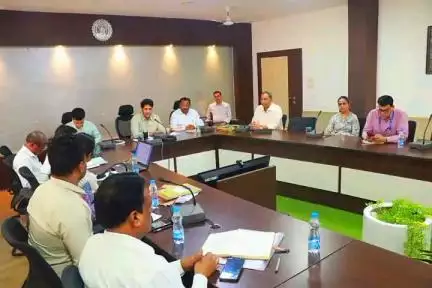 कलेक्टर श्री मीना ने नगर मुख्यालय में राजस्व कार्यों की समीक्षा की
