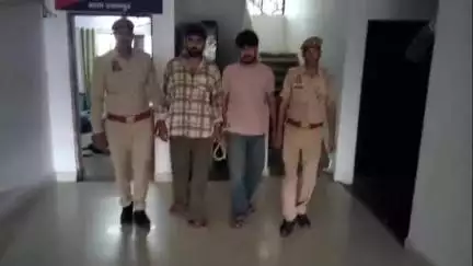 अमरोहा: रजबपुर पुलिस ने चेकिंग के दौरान दो युवकों को दो तमंचे और कारतूस के साथ पकड़ा