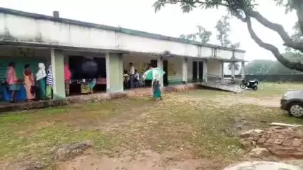 बोलबा: धरती आबा ग्राम उत्कर्ष अभियान के तहत बोला के तलमंगा स्कूल में प्रशासन द्वारा शिविर का आयोजन