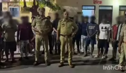 आगरा: खुले में शराब पीने पर लोगों को पड़ा भारी, चौकी प्राची टावर सहित अन्य चौकियों पर 405 व्यक्तियों के खिलाफ की गई कार्रवाई