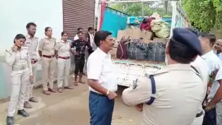 मनेर: महादेव स्थान के पास, मद्य निषेध विभाग ने 1093 लीटर अंग्रेजी शराब बरामद की, एक गिरफ्तार