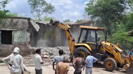 जैसीनगर: कलेक्टर के निर्देश पर जैसीनगर तहसील क्षेत्र में जर्जर भवनों को गिराने की कार्रवाई की गई