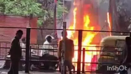 आगरा: रामबाग चौराहे के पास विद्युत तारों में लगी भीषण आग, मची अफरा-तफरी