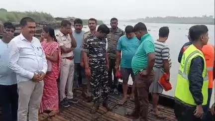 কেতুগ্রাম ২: নৌকায় চাপিয়ে ভোটারদের ভোটকেন্দ্রে নিয়ে যাওয়ার পথে আচমকা নৌকা থেকে পড়ে গিয়ে ভাগীরথীতে তলিয়ে গেল কেতুগ্রামের যুবক