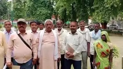 लखीमपुर: लेंगड़ीपुर गांव जाने वाला रास्ता कटा, ग्रामीणों ने बनाया मार्ग,ठोस निर्माण को लेकर सौंपा डीएम को ज्ञापन#jansamasya