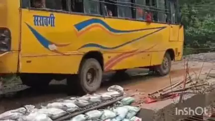 महुआडांड़: लगातार बारिश से महुआडांर-गारु पथ पर बना डायवर्सन गुरुवार सुबह बह गया
