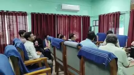 রাজগঞ্জ: নানা দাবিতে মালের বিদ্যুৎ দপ্তরে বিক্ষোভ দেখিয়ে  স্মারকলিপি দিল সিপিএমের মাল এরিয়া কমিটি। 
এদিন দুপুরে এরিয়া কমিটি