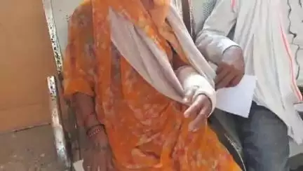 बड़ागांव धसान: गनियारी गांव में महिला से मारपीट, पुलिस ने नहीं की कार्रवाई, महिला ने कलेक्ट्रेट में की शिकायत