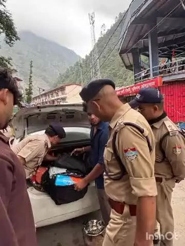 रुद्रप्रयाग: रुद्रप्रयाग पुलिस ने यातायात नियमों का उल्लंघन करने वाले वाहन चालकों के खिलाफ की चालानी कार्रवाई