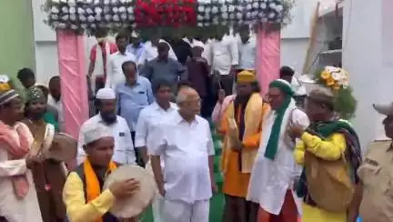 ಮೊಳಕಾಲ್ಮುರು: ಪಟ್ಟಣದ ಕಲ್ಗೊಡ ಮೊಹಲ್ಲಾದಲ್ಲಿ ನೂತನವಾಗಿ ನಿರ್ಮಾಣಗೊಂಡ ಪೀರಲ ದೇವರ ದೇವಸ್ಥಾನವನ್ನು ಉದ್ಘಾಟಿಸಿದ ಶಾಸಕ ಎನ್.ವೈ.ಗೋಪಾಲಕೃಷ್ಣ