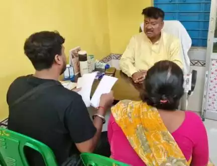 চণ্ডীতলা ২: হুগলির চন্ডীতলা দু'নম্বর ব্লকের কাপাসারিয়া অঞ্চল তৃণমূল কংগ্রেসের অফিসে জনগণের সহিত সাক্ষাৎ করলেন মন্ত্রী তথা বিধায়ক
