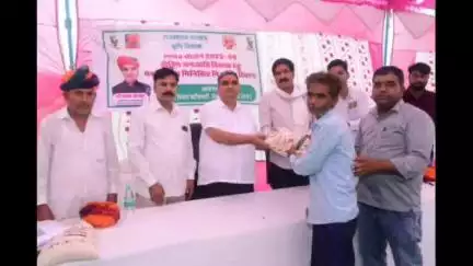 बड़ी सादड़ी: बड़ी सादड़ी में सहकारिता मंत्री गौतम दक ने क्षेत्रीय जनजाति विकास के लिए किसानों को मिनी किट वितरित किए