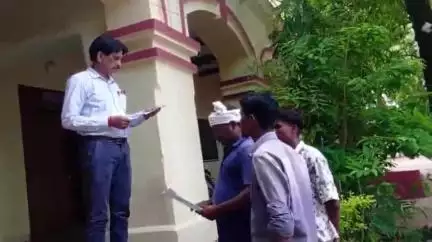सेंधवा: सैंधवा: बीज विक्रेताओं की धांधली की शिकायत लेकर किसान एसडीएम कार्यालय पहुंचे
