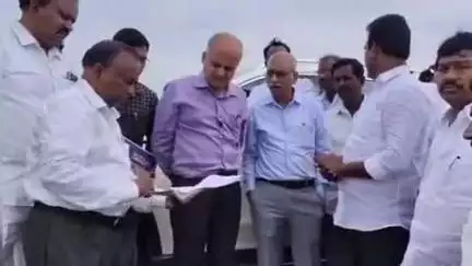దేవరకద్ర: దేవరకద్ర మండలంలోని చౌదర్పల్లి, బస్వాయ పల్లి శివారులో బ్రహ్మోస్ మిస్సైల్ తయారీ ఏర్పాటును పరిశీలించిన అధికారులు, ఎమ్మెల్యే