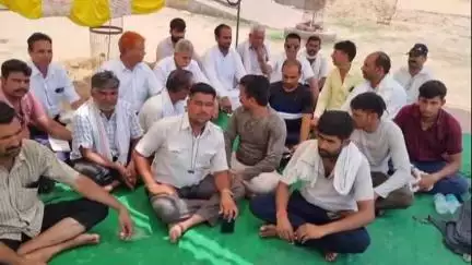 नागौर: जिले के पशु मेले से बैल ले जा रहे ट्रकों को जब्त करने के मामले में दिया जा रहा धरना, ट्रकों व बैलों को छोड़ने की मांग