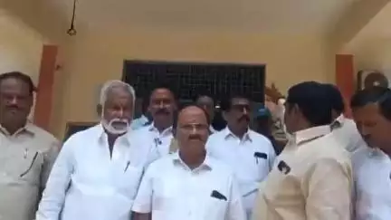 పట్టణంలోని ఎల్సీకే పురంలో మున్సిపల్ రిజర్వ్ స్థలాలను స్వాధీనం చేసుకోవాలని కమిషనర్‌కు టీడీపీ నేతల వినతి