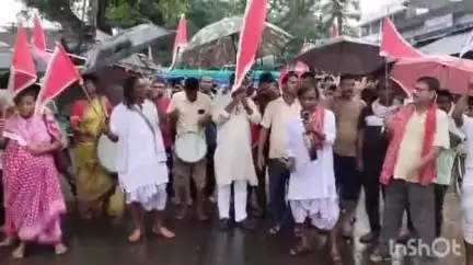গাইঘাটা: তৃণমূলের দলীয় সভায় মমতা ঠাকুরকে  গালাগাল করার প্রতিবাদে গাইঘাটাতে বৃষ্টি মাথায় রাস্তা অবরোধ মতুয়াদের